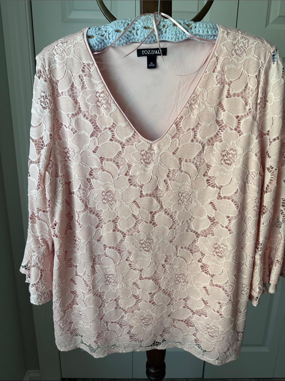 Roz & Ali Peach Lace V-Neck Flutter Sleeve Top